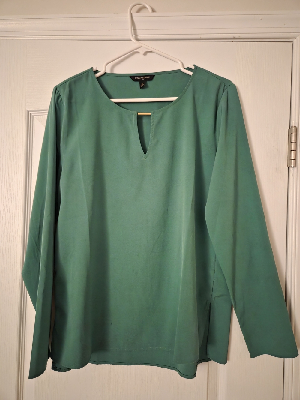 Banana Republic BR Green Long Sleeve Keyhole Top With Gold Accent